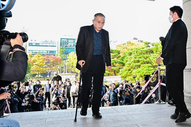 Myung Tae-kyun, a self-proclaimed power broker, enters  the Changwon District Prosecutors' Office in Changwon, South Gyeongsang Province, Friday. Korea Times photo by Choi Joo-yeon