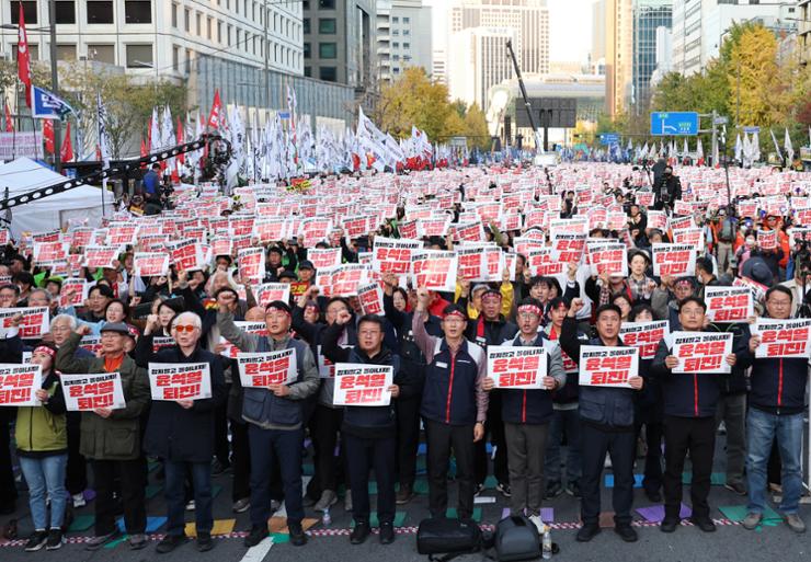 Members of the Korean Confederation of Trade Unions hold a rally condemning the government's labor policies in central Seoul, Nov. 9. Yonhap   