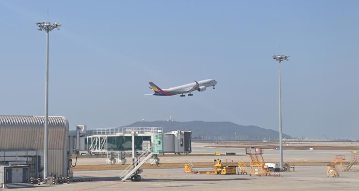 An airplane takes off from Incheon International Airport, Oct. 30. Korea Times photo by Choi Won-suk 